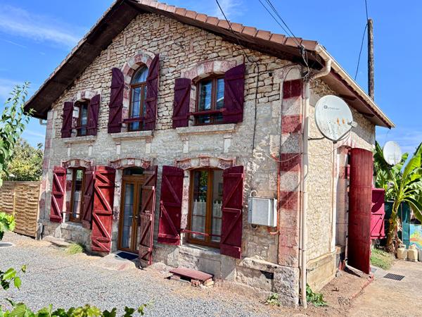 Maison de caractère avec cour et garage, à distance de marche du centre-ville. Ruffec