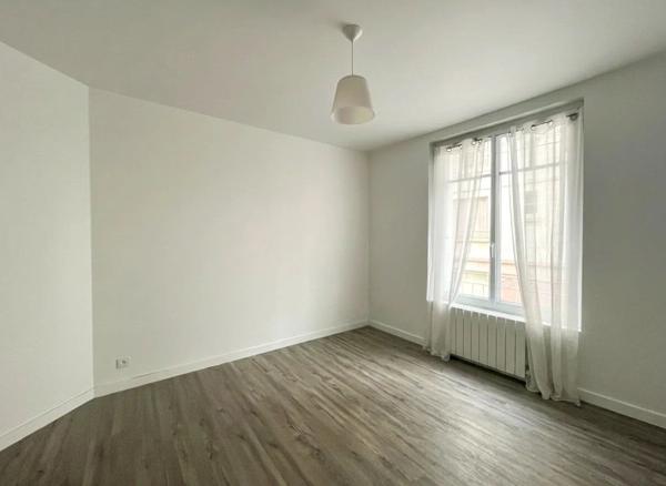 Location                                                      Appartement
                        
                     2 pièces                      36 m2                     à Mainvilliers