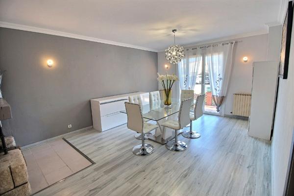 CABESTANY - VILLA 3 FACES DE TYPE F6/7 AU CENTRE SUR TERRAIN PISCINABLE.