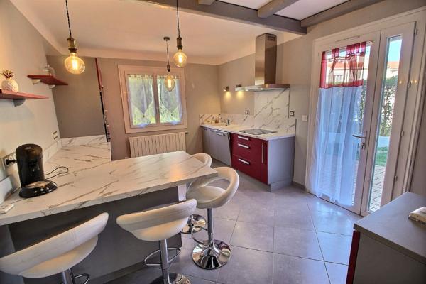 CABESTANY - VILLA 3 FACES DE TYPE F6/7 AU CENTRE SUR TERRAIN PISCINABLE.