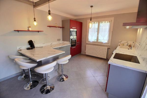 CABESTANY - VILLA 3 FACES DE TYPE F6/7 AU CENTRE SUR TERRAIN PISCINABLE.