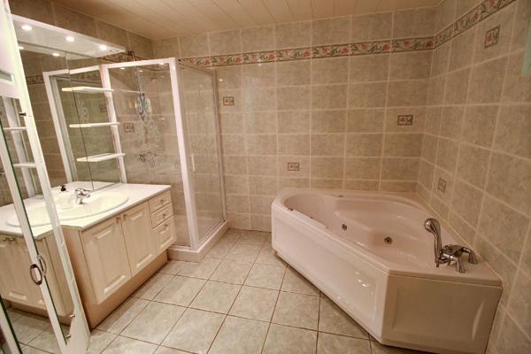 CABESTANY - VILLA 3 FACES DE TYPE F6/7 AU CENTRE SUR TERRAIN PISCINABLE.
