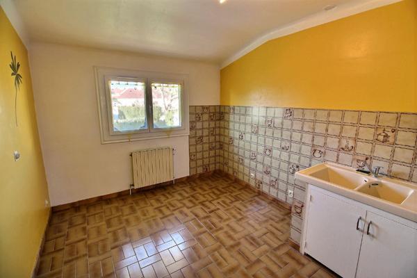 CABESTANY - VILLA 3 FACES DE TYPE F6/7 AU CENTRE SUR TERRAIN PISCINABLE.