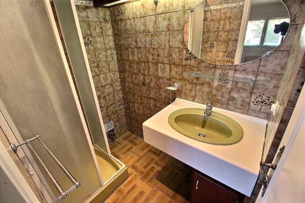 CABESTANY - VILLA 3 FACES DE TYPE F6/7 AU CENTRE SUR TERRAIN PISCINABLE.