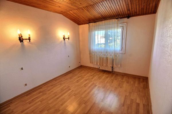 CABESTANY - VILLA 3 FACES DE TYPE F6/7 AU CENTRE SUR TERRAIN PISCINABLE.