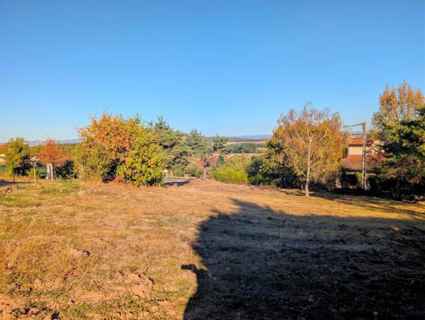 Terrain constructible 900 m² arboré avec vue – proche Montbrison
