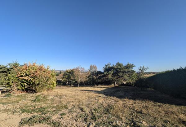 Terrain constructible 900 m² arboré avec vue – proche Montbrison