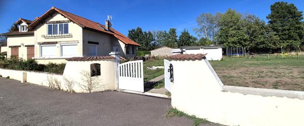 Belle Maison Individuelle ou Propriété Contemporaine avec sa Piscine de 141 m² Rénovée et à Façonner selon vos envies à plus de 200 m² avec sa vaste Cour pour Voitures - Voiliers - Bateaux, Garage Double, Dépendance et Terrain Constructible, Clos et Paysa