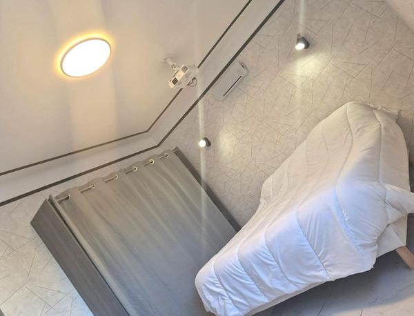 Belle Maison Individuelle ou Propriété Contemporaine avec sa Piscine de 141 m² Rénovée et à Façonner selon vos envies à plus de 200 m² avec sa vaste Cour pour Voitures - Voiliers - Bateaux, Garage Double, Dépendance et Terrain Constructible, Clos et Paysa