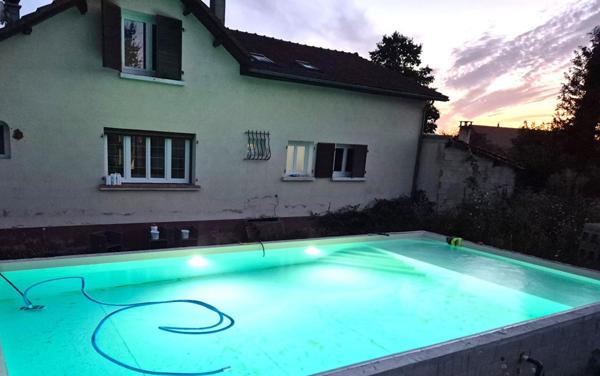 Belle Maison Individuelle ou Propriété Contemporaine avec sa Piscine de 141 m² Rénovée et à Façonner selon vos envies à plus de 200 m² avec sa vaste Cour pour Voitures - Voiliers - Bateaux, Garage Double, Dépendance et Terrain Constructible, Clos et Paysa