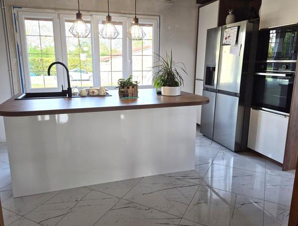 Belle Maison Individuelle ou Propriété Contemporaine avec sa Piscine de 141 m² Rénovée et à Façonner selon vos envies à plus de 200 m² avec sa vaste Cour pour Voitures - Voiliers - Bateaux, Garage Double, Dépendance et Terrain Constructible, Clos et Paysa