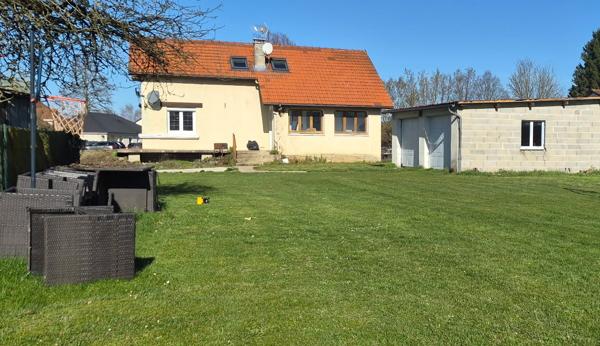 Belle Maison Individuelle ou Propriété Contemporaine avec sa Piscine de 141 m² Rénovée et à Façonner selon vos envies à plus de 200 m² avec sa vaste Cour pour Voitures - Voiliers - Bateaux, Garage Double, Dépendance et Terrain Constructible, Clos et Paysa