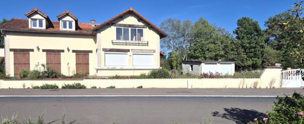 Belle Maison Individuelle ou Propriété Contemporaine avec sa Piscine de 141 m² Rénovée et à Façonner selon vos envies à plus de 200 m² avec sa vaste Cour pour Voitures - Voiliers - Bateaux, Garage Double, Dépendance et Terrain Constructible, Clos et Paysa