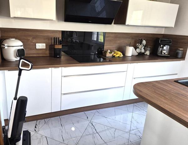 Belle Maison Individuelle ou Propriété Contemporaine avec sa Piscine de 141 m² Rénovée et à Façonner selon vos envies à plus de 200 m² avec sa vaste Cour pour Voitures - Voiliers - Bateaux, Garage Double, Dépendance et Terrain Constructible, Clos et Paysa