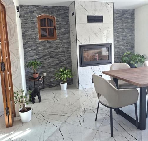 Belle Maison Individuelle ou Propriété Contemporaine avec sa Piscine de 141 m² Rénovée et à Façonner selon vos envies à plus de 200 m² avec sa vaste Cour pour Voitures - Voiliers - Bateaux, Garage Double, Dépendance et Terrain Constructible, Clos et Paysa