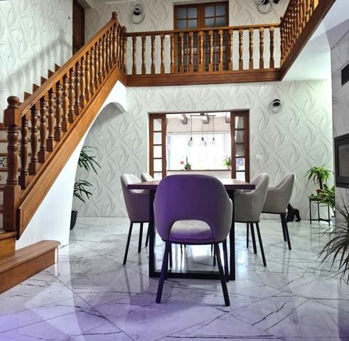 Belle Maison Individuelle ou Propriété Contemporaine avec sa Piscine de 141 m² Rénovée et à Façonner selon vos envies à plus de 200 m² avec sa vaste Cour pour Voitures - Voiliers - Bateaux, Garage Double, Dépendance et Terrain Constructible, Clos et Paysa