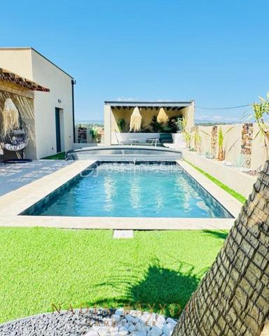 Dans un environnement privilégié, découvrez cette somptueuse villa contemporaine aux prestations haut de gamme, où confort, raffinement et modernité s’harmonisent parfaitement.

Dès l’entrée, vous serez séduits par les beaux volumes, la luminosité naturelle et les finitions élégantes. L’espace de vie, chaleureux et raffiné, accueille une superbe cuisine moderne ouverte sur un vaste séjour baigné de lumière, sublimé par des matériaux de qualité et un magnifique escalier design.

La villa offre quatre belles chambres, dont une splendide suite parentale à l’étage avec terrasse privative, salle d’eau et vue dégagée sur la nature environnante, créant un véritable cocon de sérénité.

Au rez-de-chaussée, l’espace nuit bénéficie également d’une superbe salle de bain contemporaine avec baignoire îlot, douche à l’italienne et double vasque, pensée comme un véritable espace bien-être.

À l’extérieur, chaque espace a été aménagé avec soin pour profiter pleinement de chaque instant : jardin paysagé aux inspirations méditerranéennes, agréable terrasse couverte, piscine avec espace détente et environnement paisible avec vue dégagée sur la nature.

✨ Une magnifique maison familiale alliant élégance, confort et qualité de vie dans un cadre rare et recherché.

📞 Je reste à votre disposition pour organiser une visite et vous faire découvrir ce bien unique.