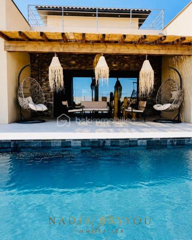 Dans un environnement privilégié, découvrez cette somptueuse villa contemporaine aux prestations haut de gamme, où confort, raffinement et modernité s’harmonisent parfaitement.

Dès l’entrée, vous serez séduits par les beaux volumes, la luminosité naturelle et les finitions élégantes. L’espace de vie, chaleureux et raffiné, accueille une superbe cuisine moderne ouverte sur un vaste séjour baigné de lumière, sublimé par des matériaux de qualité et un magnifique escalier design.

La villa offre quatre belles chambres, dont une splendide suite parentale à l’étage avec terrasse privative, salle d’eau et vue dégagée sur la nature environnante, créant un véritable cocon de sérénité.

Au rez-de-chaussée, l’espace nuit bénéficie également d’une superbe salle de bain contemporaine avec baignoire îlot, douche à l’italienne et double vasque, pensée comme un véritable espace bien-être.

À l’extérieur, chaque espace a été aménagé avec soin pour profiter pleinement de chaque instant : jardin paysagé aux inspirations méditerranéennes, agréable terrasse couverte, piscine avec espace détente et environnement paisible avec vue dégagée sur la nature.

✨ Une magnifique maison familiale alliant élégance, confort et qualité de vie dans un cadre rare et recherché.

📞 Je reste à votre disposition pour organiser une visite et vous faire découvrir ce bien unique.