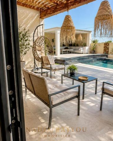 Dans un environnement privilégié, découvrez cette somptueuse villa contemporaine aux prestations haut de gamme, où confort, raffinement et modernité s’harmonisent parfaitement.

Dès l’entrée, vous serez séduits par les beaux volumes, la luminosité naturelle et les finitions élégantes. L’espace de vie, chaleureux et raffiné, accueille une superbe cuisine moderne ouverte sur un vaste séjour baigné de lumière, sublimé par des matériaux de qualité et un magnifique escalier design.

La villa offre quatre belles chambres, dont une splendide suite parentale à l’étage avec terrasse privative, salle d’eau et vue dégagée sur la nature environnante, créant un véritable cocon de sérénité.

Au rez-de-chaussée, l’espace nuit bénéficie également d’une superbe salle de bain contemporaine avec baignoire îlot, douche à l’italienne et double vasque, pensée comme un véritable espace bien-être.

À l’extérieur, chaque espace a été aménagé avec soin pour profiter pleinement de chaque instant : jardin paysagé aux inspirations méditerranéennes, agréable terrasse couverte, piscine avec espace détente et environnement paisible avec vue dégagée sur la nature.

✨ Une magnifique maison familiale alliant élégance, confort et qualité de vie dans un cadre rare et recherché.

📞 Je reste à votre disposition pour organiser une visite et vous faire découvrir ce bien unique.