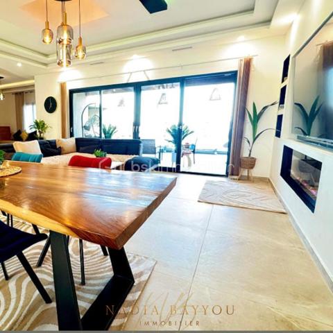 Dans un environnement privilégié, découvrez cette somptueuse villa contemporaine aux prestations haut de gamme, où confort, raffinement et modernité s’harmonisent parfaitement.

Dès l’entrée, vous serez séduits par les beaux volumes, la luminosité naturelle et les finitions élégantes. L’espace de vie, chaleureux et raffiné, accueille une superbe cuisine moderne ouverte sur un vaste séjour baigné de lumière, sublimé par des matériaux de qualité et un magnifique escalier design.

La villa offre quatre belles chambres, dont une splendide suite parentale à l’étage avec terrasse privative, salle d’eau et vue dégagée sur la nature environnante, créant un véritable cocon de sérénité.

Au rez-de-chaussée, l’espace nuit bénéficie également d’une superbe salle de bain contemporaine avec baignoire îlot, douche à l’italienne et double vasque, pensée comme un véritable espace bien-être.

À l’extérieur, chaque espace a été aménagé avec soin pour profiter pleinement de chaque instant : jardin paysagé aux inspirations méditerranéennes, agréable terrasse couverte, piscine avec espace détente et environnement paisible avec vue dégagée sur la nature.

✨ Une magnifique maison familiale alliant élégance, confort et qualité de vie dans un cadre rare et recherché.

📞 Je reste à votre disposition pour organiser une visite et vous faire découvrir ce bien unique.