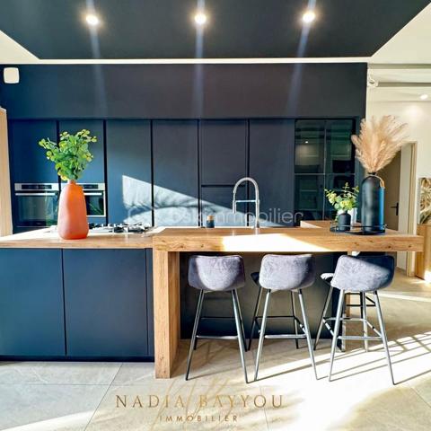 Dans un environnement privilégié, découvrez cette somptueuse villa contemporaine aux prestations haut de gamme, où confort, raffinement et modernité s’harmonisent parfaitement.

Dès l’entrée, vous serez séduits par les beaux volumes, la luminosité naturelle et les finitions élégantes. L’espace de vie, chaleureux et raffiné, accueille une superbe cuisine moderne ouverte sur un vaste séjour baigné de lumière, sublimé par des matériaux de qualité et un magnifique escalier design.

La villa offre quatre belles chambres, dont une splendide suite parentale à l’étage avec terrasse privative, salle d’eau et vue dégagée sur la nature environnante, créant un véritable cocon de sérénité.

Au rez-de-chaussée, l’espace nuit bénéficie également d’une superbe salle de bain contemporaine avec baignoire îlot, douche à l’italienne et double vasque, pensée comme un véritable espace bien-être.

À l’extérieur, chaque espace a été aménagé avec soin pour profiter pleinement de chaque instant : jardin paysagé aux inspirations méditerranéennes, agréable terrasse couverte, piscine avec espace détente et environnement paisible avec vue dégagée sur la nature.

✨ Une magnifique maison familiale alliant élégance, confort et qualité de vie dans un cadre rare et recherché.

📞 Je reste à votre disposition pour organiser une visite et vous faire découvrir ce bien unique.