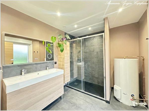 Courville-Sur-Eure, maison de plain pied, renovée entierement - 2 ( possibilité d'une 3eme) chambres, terrain clos de 2428 m²