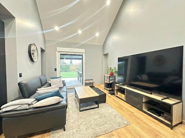 Courville-Sur-Eure, maison de plain pied, renovée entierement - 2 ( possibilité d'une 3eme) chambres, terrain clos de 2428 m²