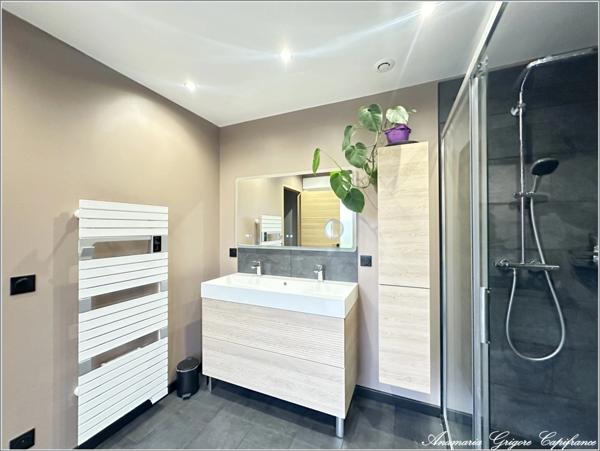 Courville-Sur-Eure, maison de plain pied, renovée entierement - 2 ( possibilité d'une 3eme) chambres, terrain clos de 2428 m²