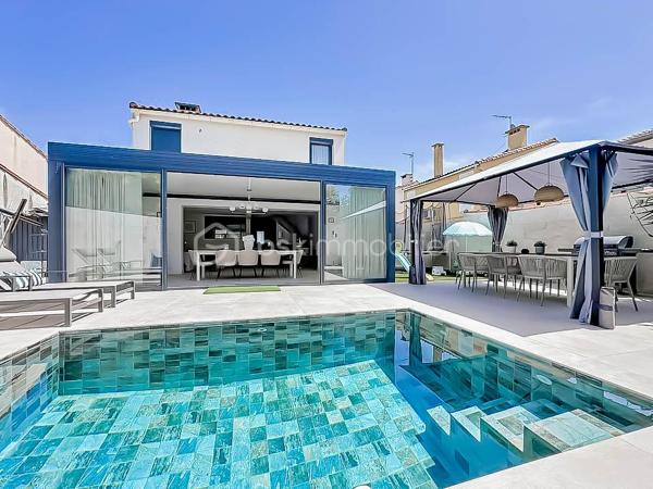 À seulement 200 mètres du centre-ville et 500 mètres de la plage, découvrez cette magnifique villa T5 de 112 m² habitables, implantée sur une parcelle de 246 m² avec piscine, offrant un cadre de vie privilégié où tout se fait à pied.

Entièrement rénovée en 2023, cette villa ne nécessite aucun travaux. Chaque détail a été pensé avec soin pour offrir confort, modernité et prestations de qualité.

Dès l’entrée, vous serez séduits par ses volumes et sa luminosité. Le rez-de-chaussée se compose d’une entrée avec espace buanderie, d’un WC indépendant, ainsi que d’une superbe cuisine semi-ouverte entièrement aménagée et équipée, agrémentée d’un élégant plan de travail et d’une table en marbre.

La pièce de vie, spacieuse et baignée de lumière, s’ouvre sur une magnifique véranda de 24 m², véritable prolongement de l’espace intérieur. Celle-ci donne accès à un agréable extérieur entièrement aménagé avec terrasse carrelée, murs de clôture en travertin et piscine de 4 m x 2,50 m avec son carrelage en pierre de Bali

À l’étage, l’espace nuit propose trois belles chambres, ainsi qu’une pièce supplémentaire pouvant faire office de bureau, dressing ou chambre d’appoint. Une salle d’eau moderne avec douche et WC complète ce niveau.

Un garage de 15 m² avec porte motorisée vient parfaire l’ensemble.

Prestations récentes :

* Rénovation complète réalisée en 2023
* Menuiseries neuves
* Volets roulants électriques
* Porte d’entrée neuve
* Porte de garage motorisée
* Électricité et plomberie refaites
* Carrelage intégral
* Véranda récente
* Climatisation réversible au rez-de-chaussée
* Climatisation gainable à l’étage
* Cuisine équipée haut de gamme
* Ballon thermodynamique
* Piscine
* Videosurveillance
* Alarme
* DPE en A

La maison est mitoyenne uniquement par le garage, garantissant un excellent compromis entre intimité et facilité d’entretien.

Il ne reste plus que le ravalement de façade à effectuer pour clôturer l'intégralité des travaux. 

Un bien rare sur le secteur, idéal pour une résidence principale comme secondaire, alliant emplacement recherché, prestations contemporaines et proximité immédiate de la mer et des commerces.