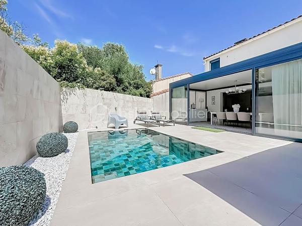 À seulement 200 mètres du centre-ville et 500 mètres de la plage, découvrez cette magnifique villa T5 de 112 m² habitables, implantée sur une parcelle de 246 m² avec piscine, offrant un cadre de vie privilégié où tout se fait à pied.

Entièrement rénovée en 2023, cette villa ne nécessite aucun travaux. Chaque détail a été pensé avec soin pour offrir confort, modernité et prestations de qualité.

Dès l’entrée, vous serez séduits par ses volumes et sa luminosité. Le rez-de-chaussée se compose d’une entrée avec espace buanderie, d’un WC indépendant, ainsi que d’une superbe cuisine semi-ouverte entièrement aménagée et équipée, agrémentée d’un élégant plan de travail et d’une table en marbre.

La pièce de vie, spacieuse et baignée de lumière, s’ouvre sur une magnifique véranda de 24 m², véritable prolongement de l’espace intérieur. Celle-ci donne accès à un agréable extérieur entièrement aménagé avec terrasse carrelée, murs de clôture en travertin et piscine de 4 m x 2,50 m avec son carrelage en pierre de Bali

À l’étage, l’espace nuit propose trois belles chambres, ainsi qu’une pièce supplémentaire pouvant faire office de bureau, dressing ou chambre d’appoint. Une salle d’eau moderne avec douche et WC complète ce niveau.

Un garage de 15 m² avec porte motorisée vient parfaire l’ensemble.

Prestations récentes :

* Rénovation complète réalisée en 2023
* Menuiseries neuves
* Volets roulants électriques
* Porte d’entrée neuve
* Porte de garage motorisée
* Électricité et plomberie refaites
* Carrelage intégral
* Véranda récente
* Climatisation réversible au rez-de-chaussée
* Climatisation gainable à l’étage
* Cuisine équipée haut de gamme
* Ballon thermodynamique
* Piscine
* Videosurveillance
* Alarme
* DPE en A

La maison est mitoyenne uniquement par le garage, garantissant un excellent compromis entre intimité et facilité d’entretien.

Il ne reste plus que le ravalement de façade à effectuer pour clôturer l'intégralité des travaux. 

Un bien rare sur le secteur, idéal pour une résidence principale comme secondaire, alliant emplacement recherché, prestations contemporaines et proximité immédiate de la mer et des commerces.
