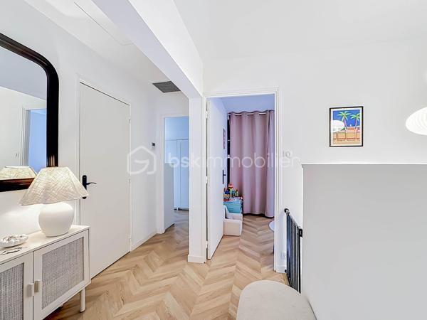 À seulement 200 mètres du centre-ville et 500 mètres de la plage, découvrez cette magnifique villa T5 de 112 m² habitables, implantée sur une parcelle de 246 m² avec piscine, offrant un cadre de vie privilégié où tout se fait à pied.

Entièrement rénovée en 2023, cette villa ne nécessite aucun travaux. Chaque détail a été pensé avec soin pour offrir confort, modernité et prestations de qualité.

Dès l’entrée, vous serez séduits par ses volumes et sa luminosité. Le rez-de-chaussée se compose d’une entrée avec espace buanderie, d’un WC indépendant, ainsi que d’une superbe cuisine semi-ouverte entièrement aménagée et équipée, agrémentée d’un élégant plan de travail et d’une table en marbre.

La pièce de vie, spacieuse et baignée de lumière, s’ouvre sur une magnifique véranda de 24 m², véritable prolongement de l’espace intérieur. Celle-ci donne accès à un agréable extérieur entièrement aménagé avec terrasse carrelée, murs de clôture en travertin et piscine de 4 m x 2,50 m avec son carrelage en pierre de Bali

À l’étage, l’espace nuit propose trois belles chambres, ainsi qu’une pièce supplémentaire pouvant faire office de bureau, dressing ou chambre d’appoint. Une salle d’eau moderne avec douche et WC complète ce niveau.

Un garage de 15 m² avec porte motorisée vient parfaire l’ensemble.

Prestations récentes :

* Rénovation complète réalisée en 2023
* Menuiseries neuves
* Volets roulants électriques
* Porte d’entrée neuve
* Porte de garage motorisée
* Électricité et plomberie refaites
* Carrelage intégral
* Véranda récente
* Climatisation réversible au rez-de-chaussée
* Climatisation gainable à l’étage
* Cuisine équipée haut de gamme
* Ballon thermodynamique
* Piscine
* Videosurveillance
* Alarme
* DPE en A

La maison est mitoyenne uniquement par le garage, garantissant un excellent compromis entre intimité et facilité d’entretien.

Il ne reste plus que le ravalement de façade à effectuer pour clôturer l'intégralité des travaux. 

Un bien rare sur le secteur, idéal pour une résidence principale comme secondaire, alliant emplacement recherché, prestations contemporaines et proximité immédiate de la mer et des commerces.