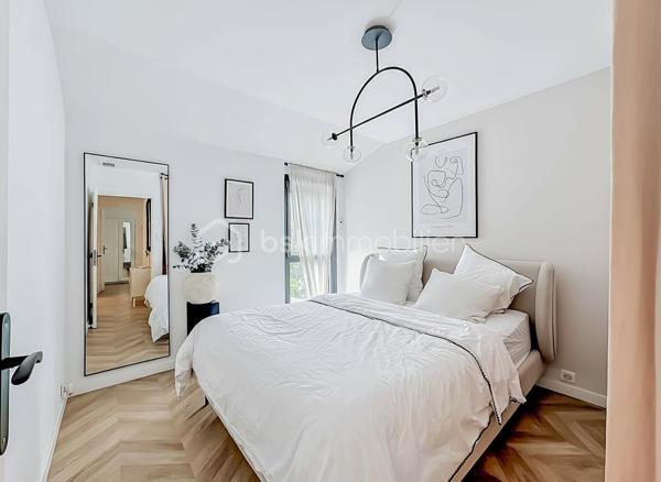 À seulement 200 mètres du centre-ville et 500 mètres de la plage, découvrez cette magnifique villa T5 de 112 m² habitables, implantée sur une parcelle de 246 m² avec piscine, offrant un cadre de vie privilégié où tout se fait à pied.

Entièrement rénovée en 2023, cette villa ne nécessite aucun travaux. Chaque détail a été pensé avec soin pour offrir confort, modernité et prestations de qualité.

Dès l’entrée, vous serez séduits par ses volumes et sa luminosité. Le rez-de-chaussée se compose d’une entrée avec espace buanderie, d’un WC indépendant, ainsi que d’une superbe cuisine semi-ouverte entièrement aménagée et équipée, agrémentée d’un élégant plan de travail et d’une table en marbre.

La pièce de vie, spacieuse et baignée de lumière, s’ouvre sur une magnifique véranda de 24 m², véritable prolongement de l’espace intérieur. Celle-ci donne accès à un agréable extérieur entièrement aménagé avec terrasse carrelée, murs de clôture en travertin et piscine de 4 m x 2,50 m avec son carrelage en pierre de Bali

À l’étage, l’espace nuit propose trois belles chambres, ainsi qu’une pièce supplémentaire pouvant faire office de bureau, dressing ou chambre d’appoint. Une salle d’eau moderne avec douche et WC complète ce niveau.

Un garage de 15 m² avec porte motorisée vient parfaire l’ensemble.

Prestations récentes :

* Rénovation complète réalisée en 2023
* Menuiseries neuves
* Volets roulants électriques
* Porte d’entrée neuve
* Porte de garage motorisée
* Électricité et plomberie refaites
* Carrelage intégral
* Véranda récente
* Climatisation réversible au rez-de-chaussée
* Climatisation gainable à l’étage
* Cuisine équipée haut de gamme
* Ballon thermodynamique
* Piscine
* Videosurveillance
* Alarme
* DPE en A

La maison est mitoyenne uniquement par le garage, garantissant un excellent compromis entre intimité et facilité d’entretien.

Il ne reste plus que le ravalement de façade à effectuer pour clôturer l'intégralité des travaux. 

Un bien rare sur le secteur, idéal pour une résidence principale comme secondaire, alliant emplacement recherché, prestations contemporaines et proximité immédiate de la mer et des commerces.