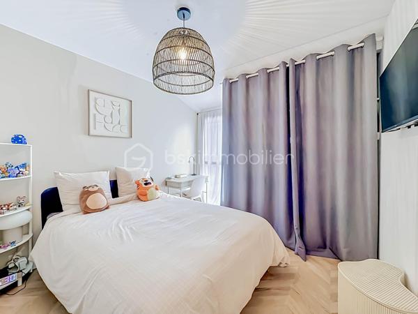 À seulement 200 mètres du centre-ville et 500 mètres de la plage, découvrez cette magnifique villa T5 de 112 m² habitables, implantée sur une parcelle de 246 m² avec piscine, offrant un cadre de vie privilégié où tout se fait à pied.

Entièrement rénovée en 2023, cette villa ne nécessite aucun travaux. Chaque détail a été pensé avec soin pour offrir confort, modernité et prestations de qualité.

Dès l’entrée, vous serez séduits par ses volumes et sa luminosité. Le rez-de-chaussée se compose d’une entrée avec espace buanderie, d’un WC indépendant, ainsi que d’une superbe cuisine semi-ouverte entièrement aménagée et équipée, agrémentée d’un élégant plan de travail et d’une table en marbre.

La pièce de vie, spacieuse et baignée de lumière, s’ouvre sur une magnifique véranda de 24 m², véritable prolongement de l’espace intérieur. Celle-ci donne accès à un agréable extérieur entièrement aménagé avec terrasse carrelée, murs de clôture en travertin et piscine de 4 m x 2,50 m avec son carrelage en pierre de Bali

À l’étage, l’espace nuit propose trois belles chambres, ainsi qu’une pièce supplémentaire pouvant faire office de bureau, dressing ou chambre d’appoint. Une salle d’eau moderne avec douche et WC complète ce niveau.

Un garage de 15 m² avec porte motorisée vient parfaire l’ensemble.

Prestations récentes :

* Rénovation complète réalisée en 2023
* Menuiseries neuves
* Volets roulants électriques
* Porte d’entrée neuve
* Porte de garage motorisée
* Électricité et plomberie refaites
* Carrelage intégral
* Véranda récente
* Climatisation réversible au rez-de-chaussée
* Climatisation gainable à l’étage
* Cuisine équipée haut de gamme
* Ballon thermodynamique
* Piscine
* Videosurveillance
* Alarme
* DPE en A

La maison est mitoyenne uniquement par le garage, garantissant un excellent compromis entre intimité et facilité d’entretien.

Il ne reste plus que le ravalement de façade à effectuer pour clôturer l'intégralité des travaux. 

Un bien rare sur le secteur, idéal pour une résidence principale comme secondaire, alliant emplacement recherché, prestations contemporaines et proximité immédiate de la mer et des commerces.