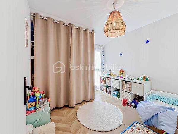 À seulement 200 mètres du centre-ville et 500 mètres de la plage, découvrez cette magnifique villa T5 de 112 m² habitables, implantée sur une parcelle de 246 m² avec piscine, offrant un cadre de vie privilégié où tout se fait à pied.

Entièrement rénovée en 2023, cette villa ne nécessite aucun travaux. Chaque détail a été pensé avec soin pour offrir confort, modernité et prestations de qualité.

Dès l’entrée, vous serez séduits par ses volumes et sa luminosité. Le rez-de-chaussée se compose d’une entrée avec espace buanderie, d’un WC indépendant, ainsi que d’une superbe cuisine semi-ouverte entièrement aménagée et équipée, agrémentée d’un élégant plan de travail et d’une table en marbre.

La pièce de vie, spacieuse et baignée de lumière, s’ouvre sur une magnifique véranda de 24 m², véritable prolongement de l’espace intérieur. Celle-ci donne accès à un agréable extérieur entièrement aménagé avec terrasse carrelée, murs de clôture en travertin et piscine de 4 m x 2,50 m avec son carrelage en pierre de Bali

À l’étage, l’espace nuit propose trois belles chambres, ainsi qu’une pièce supplémentaire pouvant faire office de bureau, dressing ou chambre d’appoint. Une salle d’eau moderne avec douche et WC complète ce niveau.

Un garage de 15 m² avec porte motorisée vient parfaire l’ensemble.

Prestations récentes :

* Rénovation complète réalisée en 2023
* Menuiseries neuves
* Volets roulants électriques
* Porte d’entrée neuve
* Porte de garage motorisée
* Électricité et plomberie refaites
* Carrelage intégral
* Véranda récente
* Climatisation réversible au rez-de-chaussée
* Climatisation gainable à l’étage
* Cuisine équipée haut de gamme
* Ballon thermodynamique
* Piscine
* Videosurveillance
* Alarme
* DPE en A

La maison est mitoyenne uniquement par le garage, garantissant un excellent compromis entre intimité et facilité d’entretien.

Il ne reste plus que le ravalement de façade à effectuer pour clôturer l'intégralité des travaux. 

Un bien rare sur le secteur, idéal pour une résidence principale comme secondaire, alliant emplacement recherché, prestations contemporaines et proximité immédiate de la mer et des commerces.