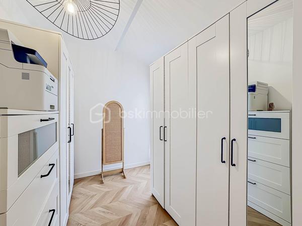 À seulement 200 mètres du centre-ville et 500 mètres de la plage, découvrez cette magnifique villa T5 de 112 m² habitables, implantée sur une parcelle de 246 m² avec piscine, offrant un cadre de vie privilégié où tout se fait à pied.

Entièrement rénovée en 2023, cette villa ne nécessite aucun travaux. Chaque détail a été pensé avec soin pour offrir confort, modernité et prestations de qualité.

Dès l’entrée, vous serez séduits par ses volumes et sa luminosité. Le rez-de-chaussée se compose d’une entrée avec espace buanderie, d’un WC indépendant, ainsi que d’une superbe cuisine semi-ouverte entièrement aménagée et équipée, agrémentée d’un élégant plan de travail et d’une table en marbre.

La pièce de vie, spacieuse et baignée de lumière, s’ouvre sur une magnifique véranda de 24 m², véritable prolongement de l’espace intérieur. Celle-ci donne accès à un agréable extérieur entièrement aménagé avec terrasse carrelée, murs de clôture en travertin et piscine de 4 m x 2,50 m avec son carrelage en pierre de Bali

À l’étage, l’espace nuit propose trois belles chambres, ainsi qu’une pièce supplémentaire pouvant faire office de bureau, dressing ou chambre d’appoint. Une salle d’eau moderne avec douche et WC complète ce niveau.

Un garage de 15 m² avec porte motorisée vient parfaire l’ensemble.

Prestations récentes :

* Rénovation complète réalisée en 2023
* Menuiseries neuves
* Volets roulants électriques
* Porte d’entrée neuve
* Porte de garage motorisée
* Électricité et plomberie refaites
* Carrelage intégral
* Véranda récente
* Climatisation réversible au rez-de-chaussée
* Climatisation gainable à l’étage
* Cuisine équipée haut de gamme
* Ballon thermodynamique
* Piscine
* Videosurveillance
* Alarme
* DPE en A

La maison est mitoyenne uniquement par le garage, garantissant un excellent compromis entre intimité et facilité d’entretien.

Il ne reste plus que le ravalement de façade à effectuer pour clôturer l'intégralité des travaux. 

Un bien rare sur le secteur, idéal pour une résidence principale comme secondaire, alliant emplacement recherché, prestations contemporaines et proximité immédiate de la mer et des commerces.