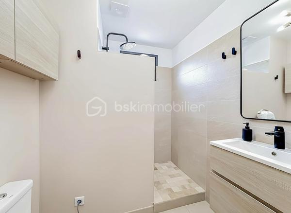 À seulement 200 mètres du centre-ville et 500 mètres de la plage, découvrez cette magnifique villa T5 de 112 m² habitables, implantée sur une parcelle de 246 m² avec piscine, offrant un cadre de vie privilégié où tout se fait à pied.

Entièrement rénovée en 2023, cette villa ne nécessite aucun travaux. Chaque détail a été pensé avec soin pour offrir confort, modernité et prestations de qualité.

Dès l’entrée, vous serez séduits par ses volumes et sa luminosité. Le rez-de-chaussée se compose d’une entrée avec espace buanderie, d’un WC indépendant, ainsi que d’une superbe cuisine semi-ouverte entièrement aménagée et équipée, agrémentée d’un élégant plan de travail et d’une table en marbre.

La pièce de vie, spacieuse et baignée de lumière, s’ouvre sur une magnifique véranda de 24 m², véritable prolongement de l’espace intérieur. Celle-ci donne accès à un agréable extérieur entièrement aménagé avec terrasse carrelée, murs de clôture en travertin et piscine de 4 m x 2,50 m avec son carrelage en pierre de Bali

À l’étage, l’espace nuit propose trois belles chambres, ainsi qu’une pièce supplémentaire pouvant faire office de bureau, dressing ou chambre d’appoint. Une salle d’eau moderne avec douche et WC complète ce niveau.

Un garage de 15 m² avec porte motorisée vient parfaire l’ensemble.

Prestations récentes :

* Rénovation complète réalisée en 2023
* Menuiseries neuves
* Volets roulants électriques
* Porte d’entrée neuve
* Porte de garage motorisée
* Électricité et plomberie refaites
* Carrelage intégral
* Véranda récente
* Climatisation réversible au rez-de-chaussée
* Climatisation gainable à l’étage
* Cuisine équipée haut de gamme
* Ballon thermodynamique
* Piscine
* Videosurveillance
* Alarme
* DPE en A

La maison est mitoyenne uniquement par le garage, garantissant un excellent compromis entre intimité et facilité d’entretien.

Il ne reste plus que le ravalement de façade à effectuer pour clôturer l'intégralité des travaux. 

Un bien rare sur le secteur, idéal pour une résidence principale comme secondaire, alliant emplacement recherché, prestations contemporaines et proximité immédiate de la mer et des commerces.