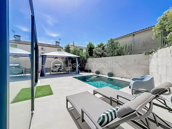 À seulement 200 mètres du centre-ville et 500 mètres de la plage, découvrez cette magnifique villa T5 de 112 m² habitables, implantée sur une parcelle de 246 m² avec piscine, offrant un cadre de vie privilégié où tout se fait à pied.

Entièrement rénovée en 2023, cette villa ne nécessite aucun travaux. Chaque détail a été pensé avec soin pour offrir confort, modernité et prestations de qualité.

Dès l’entrée, vous serez séduits par ses volumes et sa luminosité. Le rez-de-chaussée se compose d’une entrée avec espace buanderie, d’un WC indépendant, ainsi que d’une superbe cuisine semi-ouverte entièrement aménagée et équipée, agrémentée d’un élégant plan de travail et d’une table en marbre.

La pièce de vie, spacieuse et baignée de lumière, s’ouvre sur une magnifique véranda de 24 m², véritable prolongement de l’espace intérieur. Celle-ci donne accès à un agréable extérieur entièrement aménagé avec terrasse carrelée, murs de clôture en travertin et piscine de 4 m x 2,50 m avec son carrelage en pierre de Bali

À l’étage, l’espace nuit propose trois belles chambres, ainsi qu’une pièce supplémentaire pouvant faire office de bureau, dressing ou chambre d’appoint. Une salle d’eau moderne avec douche et WC complète ce niveau.

Un garage de 15 m² avec porte motorisée vient parfaire l’ensemble.

Prestations récentes :

* Rénovation complète réalisée en 2023
* Menuiseries neuves
* Volets roulants électriques
* Porte d’entrée neuve
* Porte de garage motorisée
* Électricité et plomberie refaites
* Carrelage intégral
* Véranda récente
* Climatisation réversible au rez-de-chaussée
* Climatisation gainable à l’étage
* Cuisine équipée haut de gamme
* Ballon thermodynamique
* Piscine
* Videosurveillance
* Alarme
* DPE en A

La maison est mitoyenne uniquement par le garage, garantissant un excellent compromis entre intimité et facilité d’entretien.

Il ne reste plus que le ravalement de façade à effectuer pour clôturer l'intégralité des travaux. 

Un bien rare sur le secteur, idéal pour une résidence principale comme secondaire, alliant emplacement recherché, prestations contemporaines et proximité immédiate de la mer et des commerces.