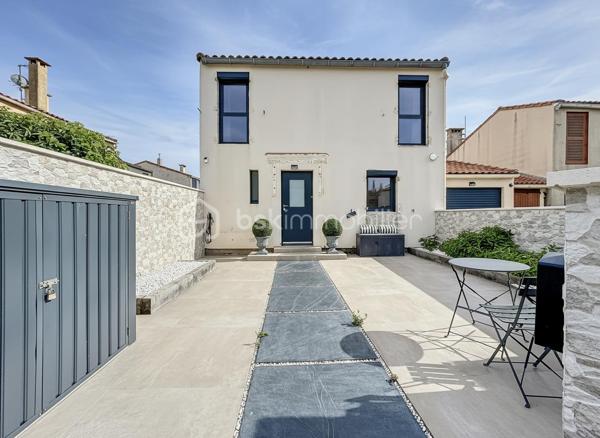 À seulement 200 mètres du centre-ville et 500 mètres de la plage, découvrez cette magnifique villa T5 de 112 m² habitables, implantée sur une parcelle de 246 m² avec piscine, offrant un cadre de vie privilégié où tout se fait à pied.

Entièrement rénovée en 2023, cette villa ne nécessite aucun travaux. Chaque détail a été pensé avec soin pour offrir confort, modernité et prestations de qualité.

Dès l’entrée, vous serez séduits par ses volumes et sa luminosité. Le rez-de-chaussée se compose d’une entrée avec espace buanderie, d’un WC indépendant, ainsi que d’une superbe cuisine semi-ouverte entièrement aménagée et équipée, agrémentée d’un élégant plan de travail et d’une table en marbre.

La pièce de vie, spacieuse et baignée de lumière, s’ouvre sur une magnifique véranda de 24 m², véritable prolongement de l’espace intérieur. Celle-ci donne accès à un agréable extérieur entièrement aménagé avec terrasse carrelée, murs de clôture en travertin et piscine de 4 m x 2,50 m avec son carrelage en pierre de Bali

À l’étage, l’espace nuit propose trois belles chambres, ainsi qu’une pièce supplémentaire pouvant faire office de bureau, dressing ou chambre d’appoint. Une salle d’eau moderne avec douche et WC complète ce niveau.

Un garage de 15 m² avec porte motorisée vient parfaire l’ensemble.

Prestations récentes :

* Rénovation complète réalisée en 2023
* Menuiseries neuves
* Volets roulants électriques
* Porte d’entrée neuve
* Porte de garage motorisée
* Électricité et plomberie refaites
* Carrelage intégral
* Véranda récente
* Climatisation réversible au rez-de-chaussée
* Climatisation gainable à l’étage
* Cuisine équipée haut de gamme
* Ballon thermodynamique
* Piscine
* Videosurveillance
* Alarme
* DPE en A

La maison est mitoyenne uniquement par le garage, garantissant un excellent compromis entre intimité et facilité d’entretien.

Il ne reste plus que le ravalement de façade à effectuer pour clôturer l'intégralité des travaux. 

Un bien rare sur le secteur, idéal pour une résidence principale comme secondaire, alliant emplacement recherché, prestations contemporaines et proximité immédiate de la mer et des commerces.
