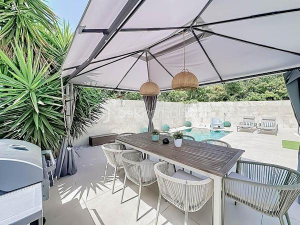 À seulement 200 mètres du centre-ville et 500 mètres de la plage, découvrez cette magnifique villa T5 de 112 m² habitables, implantée sur une parcelle de 246 m² avec piscine, offrant un cadre de vie privilégié où tout se fait à pied.

Entièrement rénovée en 2023, cette villa ne nécessite aucun travaux. Chaque détail a été pensé avec soin pour offrir confort, modernité et prestations de qualité.

Dès l’entrée, vous serez séduits par ses volumes et sa luminosité. Le rez-de-chaussée se compose d’une entrée avec espace buanderie, d’un WC indépendant, ainsi que d’une superbe cuisine semi-ouverte entièrement aménagée et équipée, agrémentée d’un élégant plan de travail et d’une table en marbre.

La pièce de vie, spacieuse et baignée de lumière, s’ouvre sur une magnifique véranda de 24 m², véritable prolongement de l’espace intérieur. Celle-ci donne accès à un agréable extérieur entièrement aménagé avec terrasse carrelée, murs de clôture en travertin et piscine de 4 m x 2,50 m avec son carrelage en pierre de Bali

À l’étage, l’espace nuit propose trois belles chambres, ainsi qu’une pièce supplémentaire pouvant faire office de bureau, dressing ou chambre d’appoint. Une salle d’eau moderne avec douche et WC complète ce niveau.

Un garage de 15 m² avec porte motorisée vient parfaire l’ensemble.

Prestations récentes :

* Rénovation complète réalisée en 2023
* Menuiseries neuves
* Volets roulants électriques
* Porte d’entrée neuve
* Porte de garage motorisée
* Électricité et plomberie refaites
* Carrelage intégral
* Véranda récente
* Climatisation réversible au rez-de-chaussée
* Climatisation gainable à l’étage
* Cuisine équipée haut de gamme
* Ballon thermodynamique
* Piscine
* Videosurveillance
* Alarme
* DPE en A

La maison est mitoyenne uniquement par le garage, garantissant un excellent compromis entre intimité et facilité d’entretien.

Il ne reste plus que le ravalement de façade à effectuer pour clôturer l'intégralité des travaux. 

Un bien rare sur le secteur, idéal pour une résidence principale comme secondaire, alliant emplacement recherché, prestations contemporaines et proximité immédiate de la mer et des commerces.