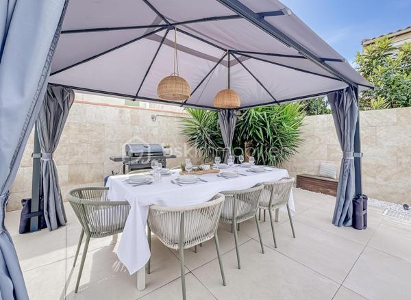 À seulement 200 mètres du centre-ville et 500 mètres de la plage, découvrez cette magnifique villa T5 de 112 m² habitables, implantée sur une parcelle de 246 m² avec piscine, offrant un cadre de vie privilégié où tout se fait à pied.

Entièrement rénovée en 2023, cette villa ne nécessite aucun travaux. Chaque détail a été pensé avec soin pour offrir confort, modernité et prestations de qualité.

Dès l’entrée, vous serez séduits par ses volumes et sa luminosité. Le rez-de-chaussée se compose d’une entrée avec espace buanderie, d’un WC indépendant, ainsi que d’une superbe cuisine semi-ouverte entièrement aménagée et équipée, agrémentée d’un élégant plan de travail et d’une table en marbre.

La pièce de vie, spacieuse et baignée de lumière, s’ouvre sur une magnifique véranda de 24 m², véritable prolongement de l’espace intérieur. Celle-ci donne accès à un agréable extérieur entièrement aménagé avec terrasse carrelée, murs de clôture en travertin et piscine de 4 m x 2,50 m avec son carrelage en pierre de Bali

À l’étage, l’espace nuit propose trois belles chambres, ainsi qu’une pièce supplémentaire pouvant faire office de bureau, dressing ou chambre d’appoint. Une salle d’eau moderne avec douche et WC complète ce niveau.

Un garage de 15 m² avec porte motorisée vient parfaire l’ensemble.

Prestations récentes :

* Rénovation complète réalisée en 2023
* Menuiseries neuves
* Volets roulants électriques
* Porte d’entrée neuve
* Porte de garage motorisée
* Électricité et plomberie refaites
* Carrelage intégral
* Véranda récente
* Climatisation réversible au rez-de-chaussée
* Climatisation gainable à l’étage
* Cuisine équipée haut de gamme
* Ballon thermodynamique
* Piscine
* Videosurveillance
* Alarme
* DPE en A

La maison est mitoyenne uniquement par le garage, garantissant un excellent compromis entre intimité et facilité d’entretien.

Il ne reste plus que le ravalement de façade à effectuer pour clôturer l'intégralité des travaux. 

Un bien rare sur le secteur, idéal pour une résidence principale comme secondaire, alliant emplacement recherché, prestations contemporaines et proximité immédiate de la mer et des commerces.