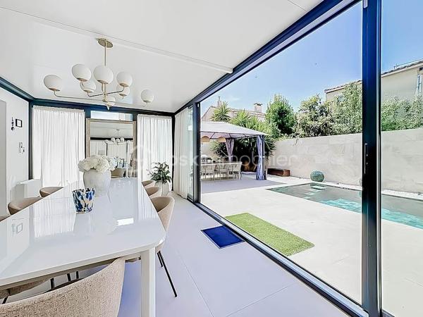 À seulement 200 mètres du centre-ville et 500 mètres de la plage, découvrez cette magnifique villa T5 de 112 m² habitables, implantée sur une parcelle de 246 m² avec piscine, offrant un cadre de vie privilégié où tout se fait à pied.

Entièrement rénovée en 2023, cette villa ne nécessite aucun travaux. Chaque détail a été pensé avec soin pour offrir confort, modernité et prestations de qualité.

Dès l’entrée, vous serez séduits par ses volumes et sa luminosité. Le rez-de-chaussée se compose d’une entrée avec espace buanderie, d’un WC indépendant, ainsi que d’une superbe cuisine semi-ouverte entièrement aménagée et équipée, agrémentée d’un élégant plan de travail et d’une table en marbre.

La pièce de vie, spacieuse et baignée de lumière, s’ouvre sur une magnifique véranda de 24 m², véritable prolongement de l’espace intérieur. Celle-ci donne accès à un agréable extérieur entièrement aménagé avec terrasse carrelée, murs de clôture en travertin et piscine de 4 m x 2,50 m avec son carrelage en pierre de Bali

À l’étage, l’espace nuit propose trois belles chambres, ainsi qu’une pièce supplémentaire pouvant faire office de bureau, dressing ou chambre d’appoint. Une salle d’eau moderne avec douche et WC complète ce niveau.

Un garage de 15 m² avec porte motorisée vient parfaire l’ensemble.

Prestations récentes :

* Rénovation complète réalisée en 2023
* Menuiseries neuves
* Volets roulants électriques
* Porte d’entrée neuve
* Porte de garage motorisée
* Électricité et plomberie refaites
* Carrelage intégral
* Véranda récente
* Climatisation réversible au rez-de-chaussée
* Climatisation gainable à l’étage
* Cuisine équipée haut de gamme
* Ballon thermodynamique
* Piscine
* Videosurveillance
* Alarme
* DPE en A

La maison est mitoyenne uniquement par le garage, garantissant un excellent compromis entre intimité et facilité d’entretien.

Il ne reste plus que le ravalement de façade à effectuer pour clôturer l'intégralité des travaux. 

Un bien rare sur le secteur, idéal pour une résidence principale comme secondaire, alliant emplacement recherché, prestations contemporaines et proximité immédiate de la mer et des commerces.