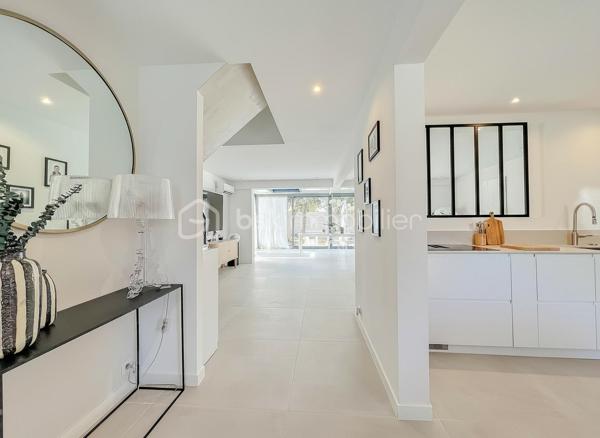 À seulement 200 mètres du centre-ville et 500 mètres de la plage, découvrez cette magnifique villa T5 de 112 m² habitables, implantée sur une parcelle de 246 m² avec piscine, offrant un cadre de vie privilégié où tout se fait à pied.

Entièrement rénovée en 2023, cette villa ne nécessite aucun travaux. Chaque détail a été pensé avec soin pour offrir confort, modernité et prestations de qualité.

Dès l’entrée, vous serez séduits par ses volumes et sa luminosité. Le rez-de-chaussée se compose d’une entrée avec espace buanderie, d’un WC indépendant, ainsi que d’une superbe cuisine semi-ouverte entièrement aménagée et équipée, agrémentée d’un élégant plan de travail et d’une table en marbre.

La pièce de vie, spacieuse et baignée de lumière, s’ouvre sur une magnifique véranda de 24 m², véritable prolongement de l’espace intérieur. Celle-ci donne accès à un agréable extérieur entièrement aménagé avec terrasse carrelée, murs de clôture en travertin et piscine de 4 m x 2,50 m avec son carrelage en pierre de Bali

À l’étage, l’espace nuit propose trois belles chambres, ainsi qu’une pièce supplémentaire pouvant faire office de bureau, dressing ou chambre d’appoint. Une salle d’eau moderne avec douche et WC complète ce niveau.

Un garage de 15 m² avec porte motorisée vient parfaire l’ensemble.

Prestations récentes :

* Rénovation complète réalisée en 2023
* Menuiseries neuves
* Volets roulants électriques
* Porte d’entrée neuve
* Porte de garage motorisée
* Électricité et plomberie refaites
* Carrelage intégral
* Véranda récente
* Climatisation réversible au rez-de-chaussée
* Climatisation gainable à l’étage
* Cuisine équipée haut de gamme
* Ballon thermodynamique
* Piscine
* Videosurveillance
* Alarme
* DPE en A

La maison est mitoyenne uniquement par le garage, garantissant un excellent compromis entre intimité et facilité d’entretien.

Il ne reste plus que le ravalement de façade à effectuer pour clôturer l'intégralité des travaux. 

Un bien rare sur le secteur, idéal pour une résidence principale comme secondaire, alliant emplacement recherché, prestations contemporaines et proximité immédiate de la mer et des commerces.