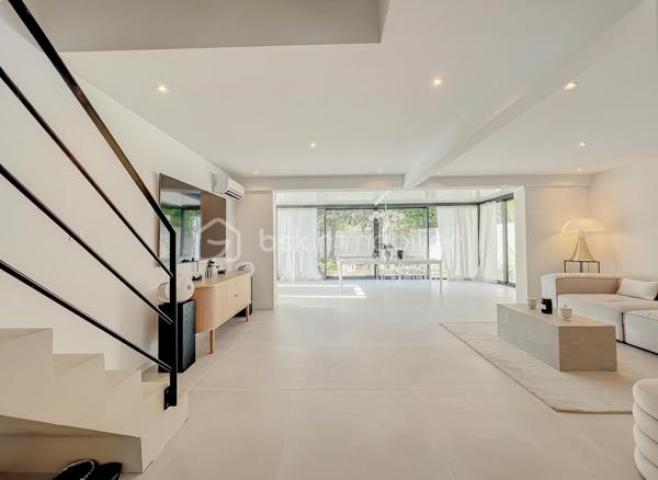 À seulement 200 mètres du centre-ville et 500 mètres de la plage, découvrez cette magnifique villa T5 de 112 m² habitables, implantée sur une parcelle de 246 m² avec piscine, offrant un cadre de vie privilégié où tout se fait à pied.

Entièrement rénovée en 2023, cette villa ne nécessite aucun travaux. Chaque détail a été pensé avec soin pour offrir confort, modernité et prestations de qualité.

Dès l’entrée, vous serez séduits par ses volumes et sa luminosité. Le rez-de-chaussée se compose d’une entrée avec espace buanderie, d’un WC indépendant, ainsi que d’une superbe cuisine semi-ouverte entièrement aménagée et équipée, agrémentée d’un élégant plan de travail et d’une table en marbre.

La pièce de vie, spacieuse et baignée de lumière, s’ouvre sur une magnifique véranda de 24 m², véritable prolongement de l’espace intérieur. Celle-ci donne accès à un agréable extérieur entièrement aménagé avec terrasse carrelée, murs de clôture en travertin et piscine de 4 m x 2,50 m avec son carrelage en pierre de Bali

À l’étage, l’espace nuit propose trois belles chambres, ainsi qu’une pièce supplémentaire pouvant faire office de bureau, dressing ou chambre d’appoint. Une salle d’eau moderne avec douche et WC complète ce niveau.

Un garage de 15 m² avec porte motorisée vient parfaire l’ensemble.

Prestations récentes :

* Rénovation complète réalisée en 2023
* Menuiseries neuves
* Volets roulants électriques
* Porte d’entrée neuve
* Porte de garage motorisée
* Électricité et plomberie refaites
* Carrelage intégral
* Véranda récente
* Climatisation réversible au rez-de-chaussée
* Climatisation gainable à l’étage
* Cuisine équipée haut de gamme
* Ballon thermodynamique
* Piscine
* Videosurveillance
* Alarme
* DPE en A

La maison est mitoyenne uniquement par le garage, garantissant un excellent compromis entre intimité et facilité d’entretien.

Il ne reste plus que le ravalement de façade à effectuer pour clôturer l'intégralité des travaux. 

Un bien rare sur le secteur, idéal pour une résidence principale comme secondaire, alliant emplacement recherché, prestations contemporaines et proximité immédiate de la mer et des commerces.