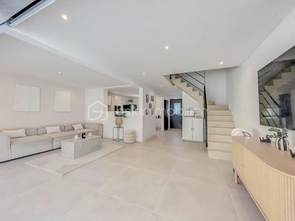 À seulement 200 mètres du centre-ville et 500 mètres de la plage, découvrez cette magnifique villa T5 de 112 m² habitables, implantée sur une parcelle de 246 m² avec piscine, offrant un cadre de vie privilégié où tout se fait à pied.

Entièrement rénovée en 2023, cette villa ne nécessite aucun travaux. Chaque détail a été pensé avec soin pour offrir confort, modernité et prestations de qualité.

Dès l’entrée, vous serez séduits par ses volumes et sa luminosité. Le rez-de-chaussée se compose d’une entrée avec espace buanderie, d’un WC indépendant, ainsi que d’une superbe cuisine semi-ouverte entièrement aménagée et équipée, agrémentée d’un élégant plan de travail et d’une table en marbre.

La pièce de vie, spacieuse et baignée de lumière, s’ouvre sur une magnifique véranda de 24 m², véritable prolongement de l’espace intérieur. Celle-ci donne accès à un agréable extérieur entièrement aménagé avec terrasse carrelée, murs de clôture en travertin et piscine de 4 m x 2,50 m avec son carrelage en pierre de Bali

À l’étage, l’espace nuit propose trois belles chambres, ainsi qu’une pièce supplémentaire pouvant faire office de bureau, dressing ou chambre d’appoint. Une salle d’eau moderne avec douche et WC complète ce niveau.

Un garage de 15 m² avec porte motorisée vient parfaire l’ensemble.

Prestations récentes :

* Rénovation complète réalisée en 2023
* Menuiseries neuves
* Volets roulants électriques
* Porte d’entrée neuve
* Porte de garage motorisée
* Électricité et plomberie refaites
* Carrelage intégral
* Véranda récente
* Climatisation réversible au rez-de-chaussée
* Climatisation gainable à l’étage
* Cuisine équipée haut de gamme
* Ballon thermodynamique
* Piscine
* Videosurveillance
* Alarme
* DPE en A

La maison est mitoyenne uniquement par le garage, garantissant un excellent compromis entre intimité et facilité d’entretien.

Il ne reste plus que le ravalement de façade à effectuer pour clôturer l'intégralité des travaux. 

Un bien rare sur le secteur, idéal pour une résidence principale comme secondaire, alliant emplacement recherché, prestations contemporaines et proximité immédiate de la mer et des commerces.