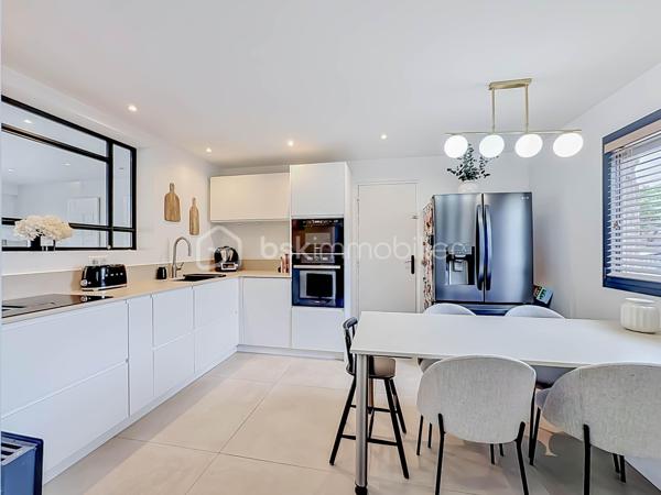 À seulement 200 mètres du centre-ville et 500 mètres de la plage, découvrez cette magnifique villa T5 de 112 m² habitables, implantée sur une parcelle de 246 m² avec piscine, offrant un cadre de vie privilégié où tout se fait à pied.

Entièrement rénovée en 2023, cette villa ne nécessite aucun travaux. Chaque détail a été pensé avec soin pour offrir confort, modernité et prestations de qualité.

Dès l’entrée, vous serez séduits par ses volumes et sa luminosité. Le rez-de-chaussée se compose d’une entrée avec espace buanderie, d’un WC indépendant, ainsi que d’une superbe cuisine semi-ouverte entièrement aménagée et équipée, agrémentée d’un élégant plan de travail et d’une table en marbre.

La pièce de vie, spacieuse et baignée de lumière, s’ouvre sur une magnifique véranda de 24 m², véritable prolongement de l’espace intérieur. Celle-ci donne accès à un agréable extérieur entièrement aménagé avec terrasse carrelée, murs de clôture en travertin et piscine de 4 m x 2,50 m avec son carrelage en pierre de Bali

À l’étage, l’espace nuit propose trois belles chambres, ainsi qu’une pièce supplémentaire pouvant faire office de bureau, dressing ou chambre d’appoint. Une salle d’eau moderne avec douche et WC complète ce niveau.

Un garage de 15 m² avec porte motorisée vient parfaire l’ensemble.

Prestations récentes :

* Rénovation complète réalisée en 2023
* Menuiseries neuves
* Volets roulants électriques
* Porte d’entrée neuve
* Porte de garage motorisée
* Électricité et plomberie refaites
* Carrelage intégral
* Véranda récente
* Climatisation réversible au rez-de-chaussée
* Climatisation gainable à l’étage
* Cuisine équipée haut de gamme
* Ballon thermodynamique
* Piscine
* Videosurveillance
* Alarme
* DPE en A

La maison est mitoyenne uniquement par le garage, garantissant un excellent compromis entre intimité et facilité d’entretien.

Il ne reste plus que le ravalement de façade à effectuer pour clôturer l'intégralité des travaux. 

Un bien rare sur le secteur, idéal pour une résidence principale comme secondaire, alliant emplacement recherché, prestations contemporaines et proximité immédiate de la mer et des commerces.
