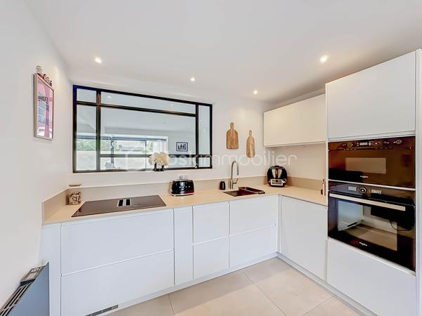 À seulement 200 mètres du centre-ville et 500 mètres de la plage, découvrez cette magnifique villa T5 de 112 m² habitables, implantée sur une parcelle de 246 m² avec piscine, offrant un cadre de vie privilégié où tout se fait à pied.

Entièrement rénovée en 2023, cette villa ne nécessite aucun travaux. Chaque détail a été pensé avec soin pour offrir confort, modernité et prestations de qualité.

Dès l’entrée, vous serez séduits par ses volumes et sa luminosité. Le rez-de-chaussée se compose d’une entrée avec espace buanderie, d’un WC indépendant, ainsi que d’une superbe cuisine semi-ouverte entièrement aménagée et équipée, agrémentée d’un élégant plan de travail et d’une table en marbre.

La pièce de vie, spacieuse et baignée de lumière, s’ouvre sur une magnifique véranda de 24 m², véritable prolongement de l’espace intérieur. Celle-ci donne accès à un agréable extérieur entièrement aménagé avec terrasse carrelée, murs de clôture en travertin et piscine de 4 m x 2,50 m avec son carrelage en pierre de Bali

À l’étage, l’espace nuit propose trois belles chambres, ainsi qu’une pièce supplémentaire pouvant faire office de bureau, dressing ou chambre d’appoint. Une salle d’eau moderne avec douche et WC complète ce niveau.

Un garage de 15 m² avec porte motorisée vient parfaire l’ensemble.

Prestations récentes :

* Rénovation complète réalisée en 2023
* Menuiseries neuves
* Volets roulants électriques
* Porte d’entrée neuve
* Porte de garage motorisée
* Électricité et plomberie refaites
* Carrelage intégral
* Véranda récente
* Climatisation réversible au rez-de-chaussée
* Climatisation gainable à l’étage
* Cuisine équipée haut de gamme
* Ballon thermodynamique
* Piscine
* Videosurveillance
* Alarme
* DPE en A

La maison est mitoyenne uniquement par le garage, garantissant un excellent compromis entre intimité et facilité d’entretien.

Il ne reste plus que le ravalement de façade à effectuer pour clôturer l'intégralité des travaux. 

Un bien rare sur le secteur, idéal pour une résidence principale comme secondaire, alliant emplacement recherché, prestations contemporaines et proximité immédiate de la mer et des commerces.