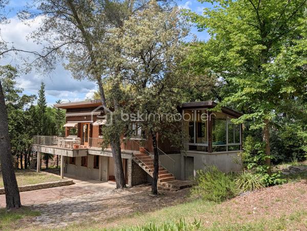 En exclusivité à Prades-le-Lez, découvrez cette villa d’environ 159 m², construite en 1965 et implantée sur un superbe terrain arboré et piscinable de 1 805 m².

Répartie sur 2 niveaux et orientée sud-ouest, elle offre un séjour lumineux ouvrant sur une terrasse, une cuisine indépendante, 5 chambres, une véranda, 2 salles de bains ainsi que 2 WC.

Elle nécessite un budget travaux important, mais présente un fort potentiel d’aménagement pour répondre à de nombreux projets.

Bénéficiant d’une belle exposition, d’un environnement verdoyant et d’une totale absence de vis-à-vis, le terrain (non divisible) constitue une opportunité rare sur le secteur. Son coefficient d’emprise au sol de 35 % offre également de belles perspectives de développement. 

Idéalement située, la villa se trouve à proximité immédiate du centre du village, des commerces et de toutes les commodités, tout en étant à seulement quelques minutes de Montpellier.

Pour plus d’informations ou pour organiser une visite, contactez-moi.