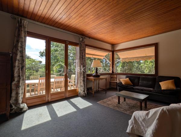 En exclusivité à Prades-le-Lez, découvrez cette villa d’environ 159 m², construite en 1965 et implantée sur un superbe terrain arboré et piscinable de 1 805 m².

Répartie sur 2 niveaux et orientée sud-ouest, elle offre un séjour lumineux ouvrant sur une terrasse, une cuisine indépendante, 5 chambres, une véranda, 2 salles de bains ainsi que 2 WC.

Elle nécessite un budget travaux important, mais présente un fort potentiel d’aménagement pour répondre à de nombreux projets.

Bénéficiant d’une belle exposition, d’un environnement verdoyant et d’une totale absence de vis-à-vis, le terrain (non divisible) constitue une opportunité rare sur le secteur. Son coefficient d’emprise au sol de 35 % offre également de belles perspectives de développement. 

Idéalement située, la villa se trouve à proximité immédiate du centre du village, des commerces et de toutes les commodités, tout en étant à seulement quelques minutes de Montpellier.

Pour plus d’informations ou pour organiser une visite, contactez-moi.