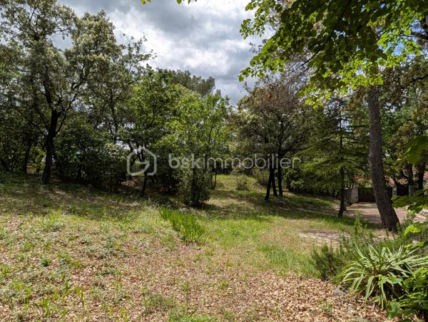 En exclusivité à Prades-le-Lez, découvrez cette villa d’environ 159 m², construite en 1965 et implantée sur un superbe terrain arboré et piscinable de 1 805 m².

Répartie sur 2 niveaux et orientée sud-ouest, elle offre un séjour lumineux ouvrant sur une terrasse, une cuisine indépendante, 5 chambres, une véranda, 2 salles de bains ainsi que 2 WC.

Elle nécessite un budget travaux important, mais présente un fort potentiel d’aménagement pour répondre à de nombreux projets.

Bénéficiant d’une belle exposition, d’un environnement verdoyant et d’une totale absence de vis-à-vis, le terrain (non divisible) constitue une opportunité rare sur le secteur. Son coefficient d’emprise au sol de 35 % offre également de belles perspectives de développement. 

Idéalement située, la villa se trouve à proximité immédiate du centre du village, des commerces et de toutes les commodités, tout en étant à seulement quelques minutes de Montpellier.

Pour plus d’informations ou pour organiser une visite, contactez-moi.