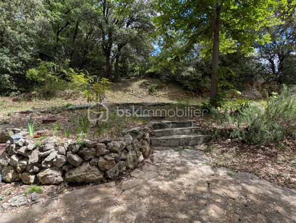 En exclusivité à Prades-le-Lez, découvrez cette villa d’environ 159 m², construite en 1965 et implantée sur un superbe terrain arboré et piscinable de 1 805 m².

Répartie sur 2 niveaux et orientée sud-ouest, elle offre un séjour lumineux ouvrant sur une terrasse, une cuisine indépendante, 5 chambres, une véranda, 2 salles de bains ainsi que 2 WC.

Elle nécessite un budget travaux important, mais présente un fort potentiel d’aménagement pour répondre à de nombreux projets.

Bénéficiant d’une belle exposition, d’un environnement verdoyant et d’une totale absence de vis-à-vis, le terrain (non divisible) constitue une opportunité rare sur le secteur. Son coefficient d’emprise au sol de 35 % offre également de belles perspectives de développement. 

Idéalement située, la villa se trouve à proximité immédiate du centre du village, des commerces et de toutes les commodités, tout en étant à seulement quelques minutes de Montpellier.

Pour plus d’informations ou pour organiser une visite, contactez-moi.